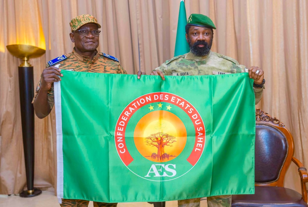 AES : le nouveau drapeau de la confédération présenté au Président de la Transition
